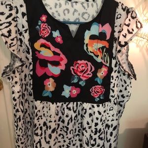 🎄🎉 3/$10 Boutique short sleeve top